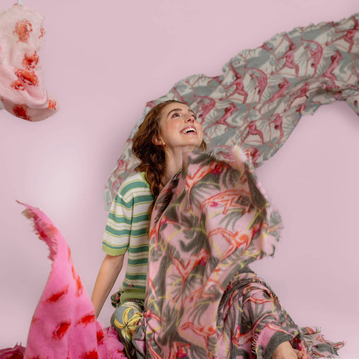 Stilvolle Kaschmirschals mit Druck-Motiven oder besonderen Veredelungen in vielen Farben erhältlich, Imagebild mit Model, Sommerkollektion