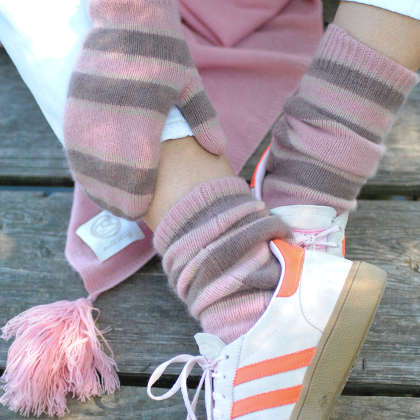 Edle Kaschmirsocken von cute stuff für Damen mit Streifen Tragebild