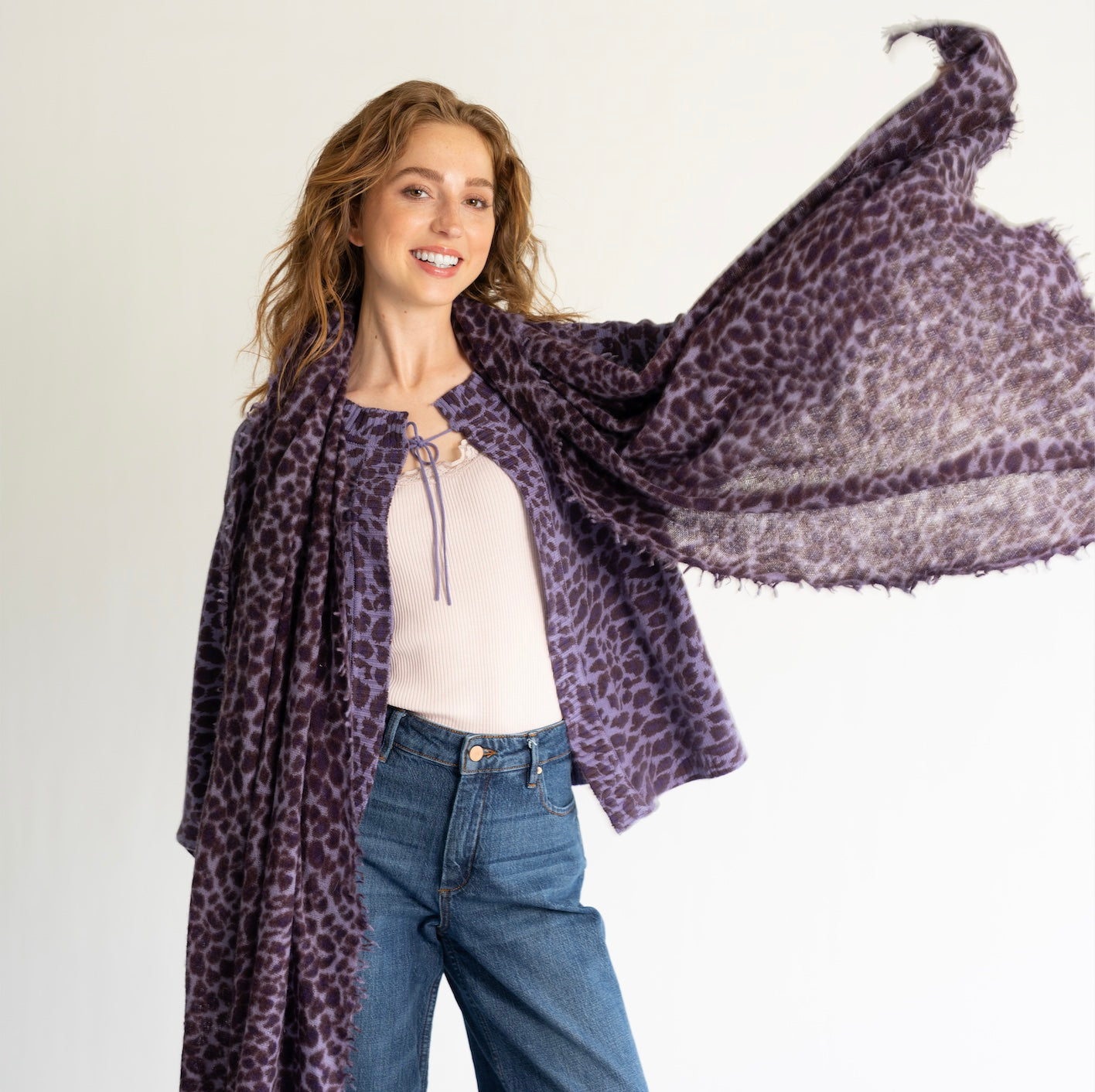 Model trägt langenSchal aus 100% reinem Kaschmir mit Leomuster für  in Kronjuwel (Violett) von cute stuff als Schultertuch
