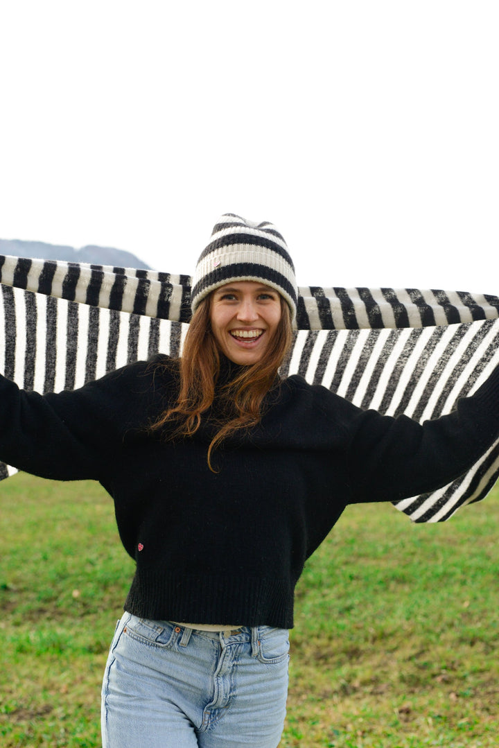 Edler und warmer Kaschmirpullover aus 100% reinem Kaschmir für Damen in der Farbe Schwarz  Tragebild