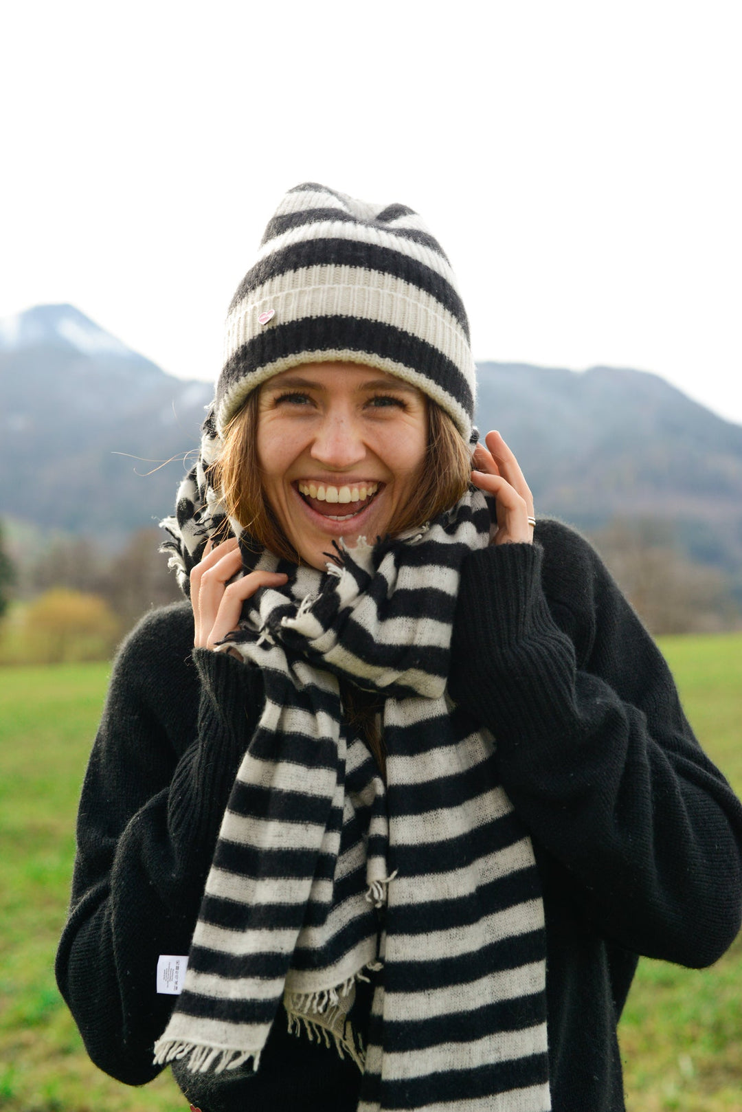 Cashmere Mütze Nina-cs mit Streifen in Nachtblau und Weiß