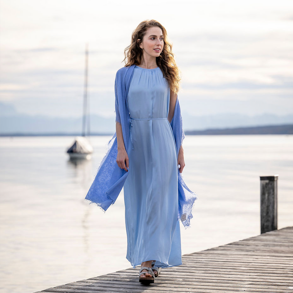 Anschmiegsamer und sehr eleganter Kaschmirschal für Damen in Arctic, einem Blauton mit dezenen Fransen, 210 x 85 cm großes Tuch, Model trägt den langen Schal