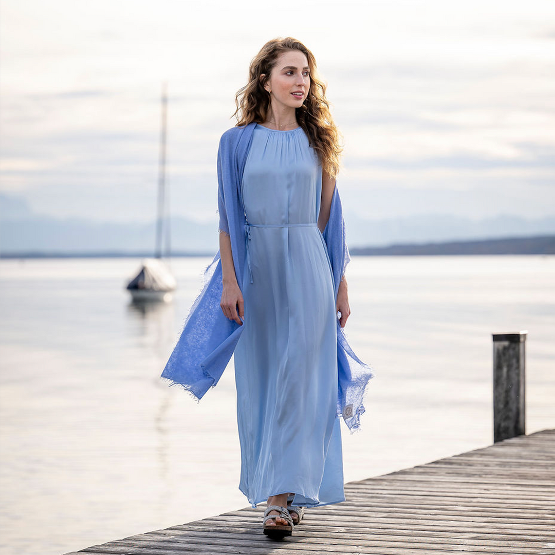 Anschmiegsamer und sehr eleganter Kaschmirschal für Damen in Arctic, einem Blauton mit dezenen Fransen, 210 x 85 cm großes Tuch, Model trägt den langen Schal