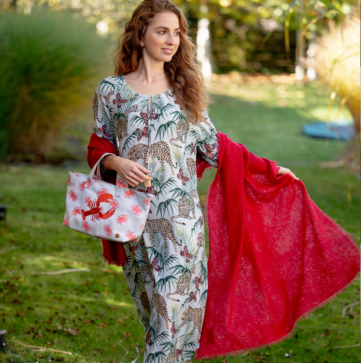 Roter Kaschmirschal für Damen aus 100% Kaschmir mit kleinen Fransen, Handmade in Nepal, Farbe Arabiata, Model trägt Schal um die Schultern