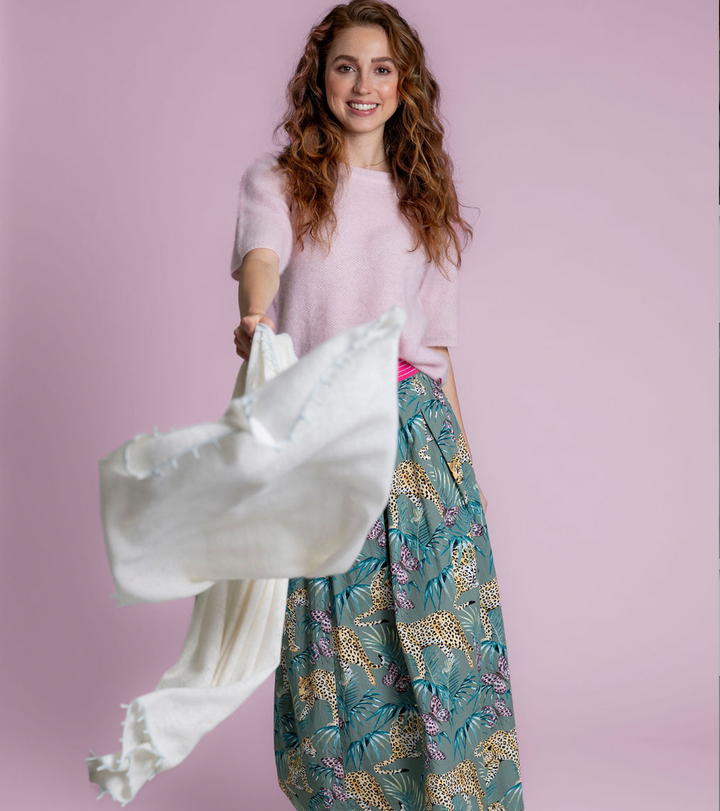 Champagnerfarbener Light Kaschmirschal aus 100 % Cashmere mit Kontrastfransen und Randstreifen, Größe 85 × 210 cm, Imagebild