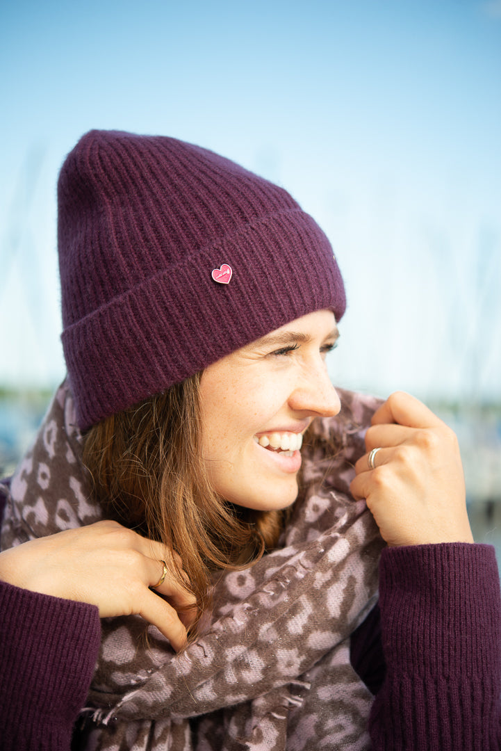 Reine Kaschmir Mütze Damen in der Farbe Aubergine mit Lurex-Glitzer und Herz-Detail, fair produziert in Nepal