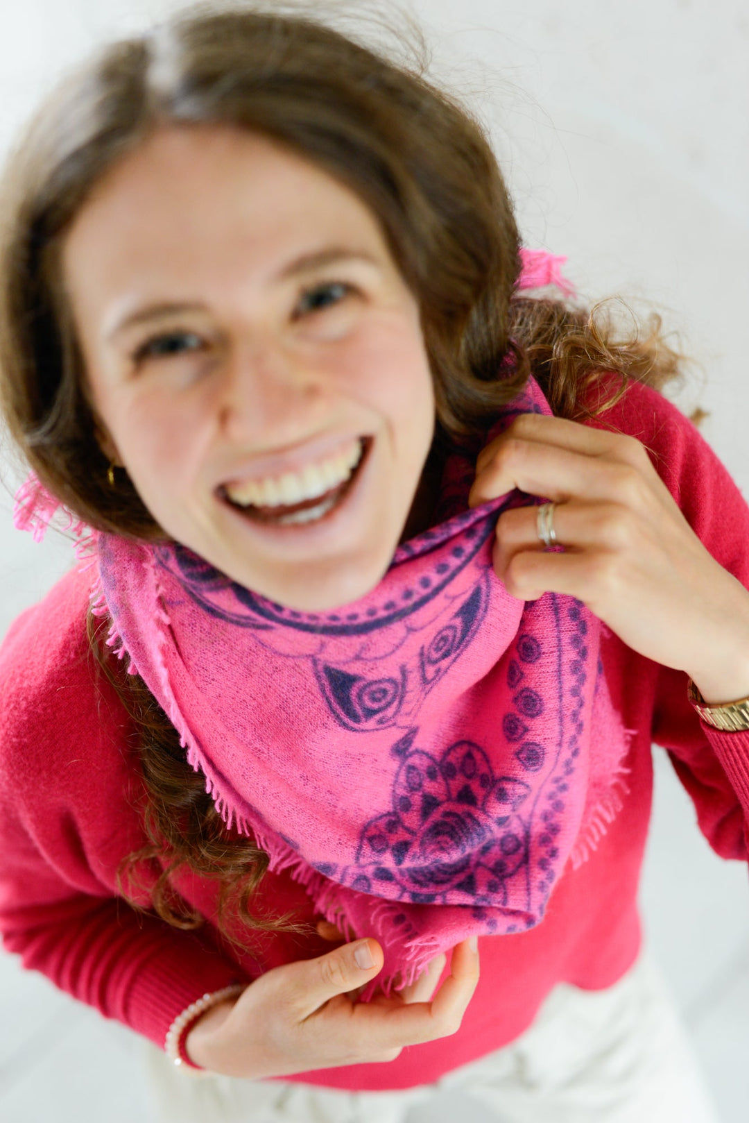 Model trägt das Cashmere Bandana mit Ornament-Druck in Nenpink als Halstuch