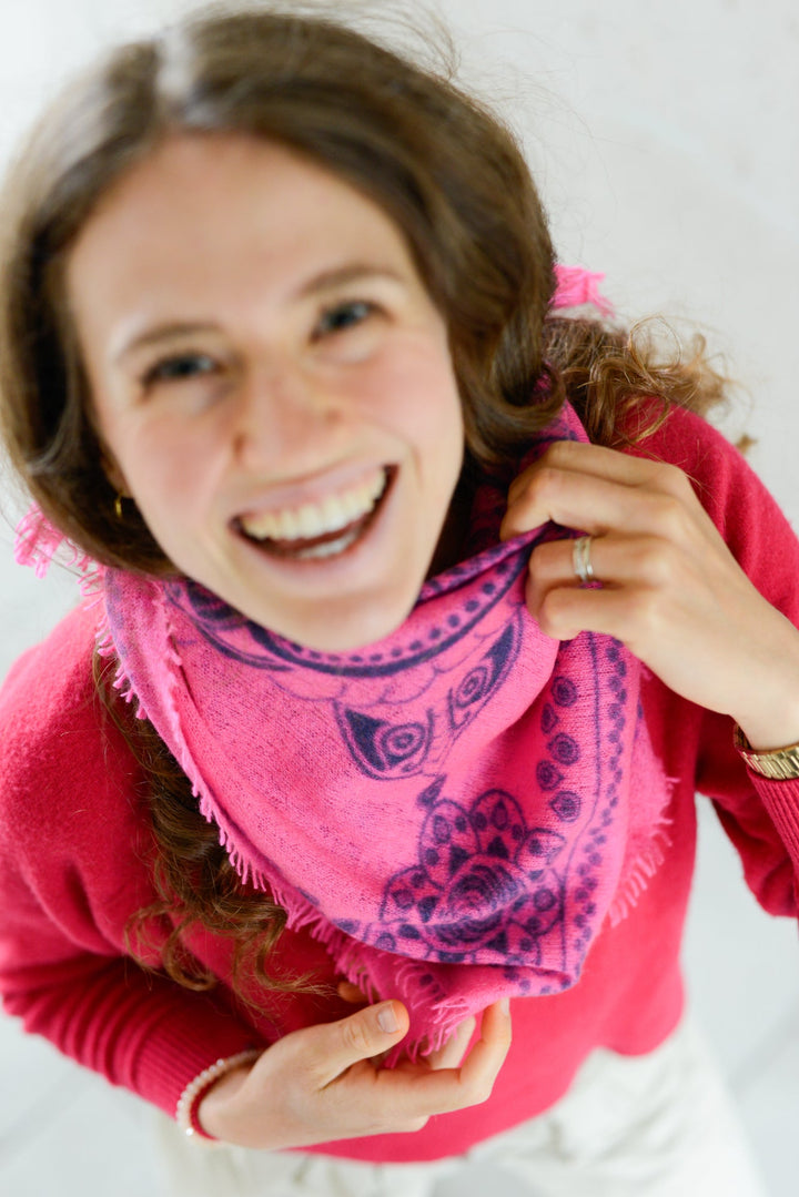 Model trägt das Cashmere Bandana mit Ornament-Druck in Nenpink als Halstuch