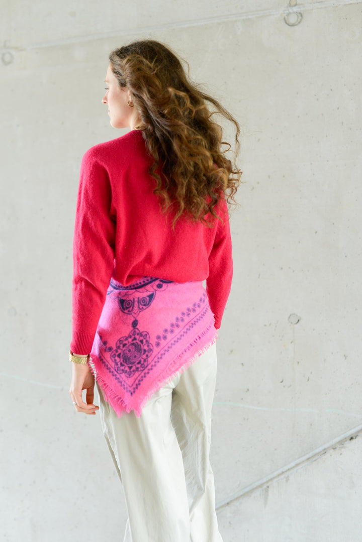 Model stylt das Kaschmir Bandana in Neonpink mit aufgedrucktem Ornament-Muster als Scherpe