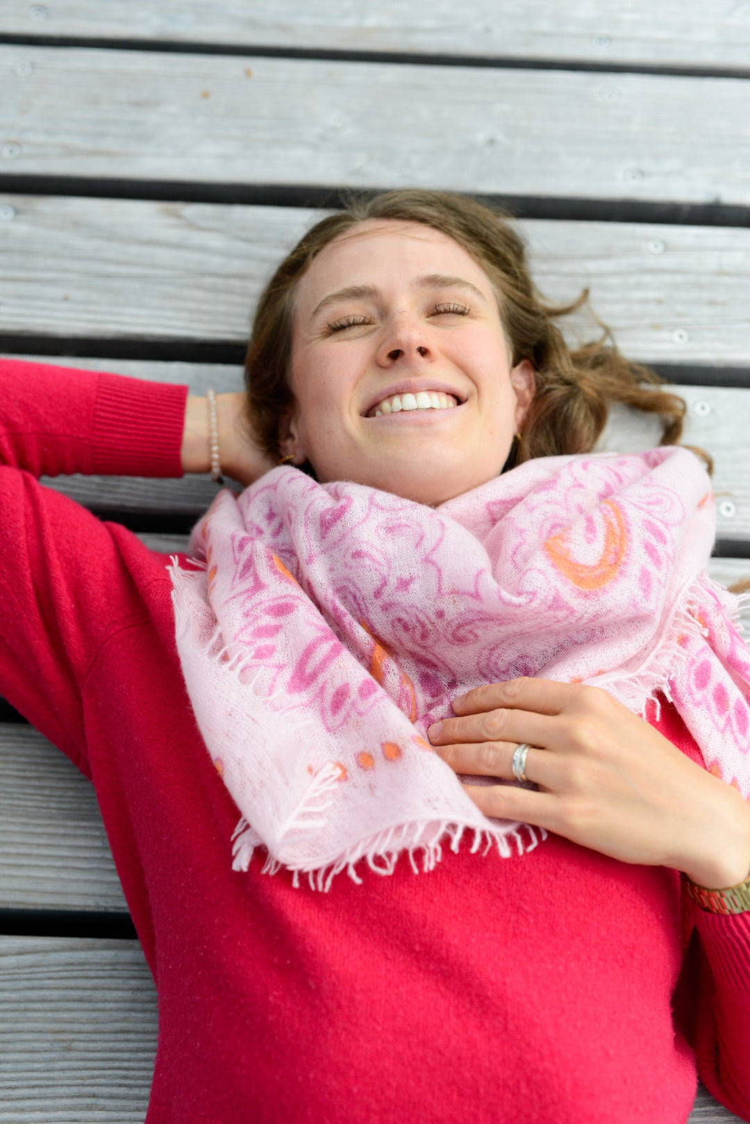 Model trägt Cashmere Tuch Paisley in Rosa als Halstuch