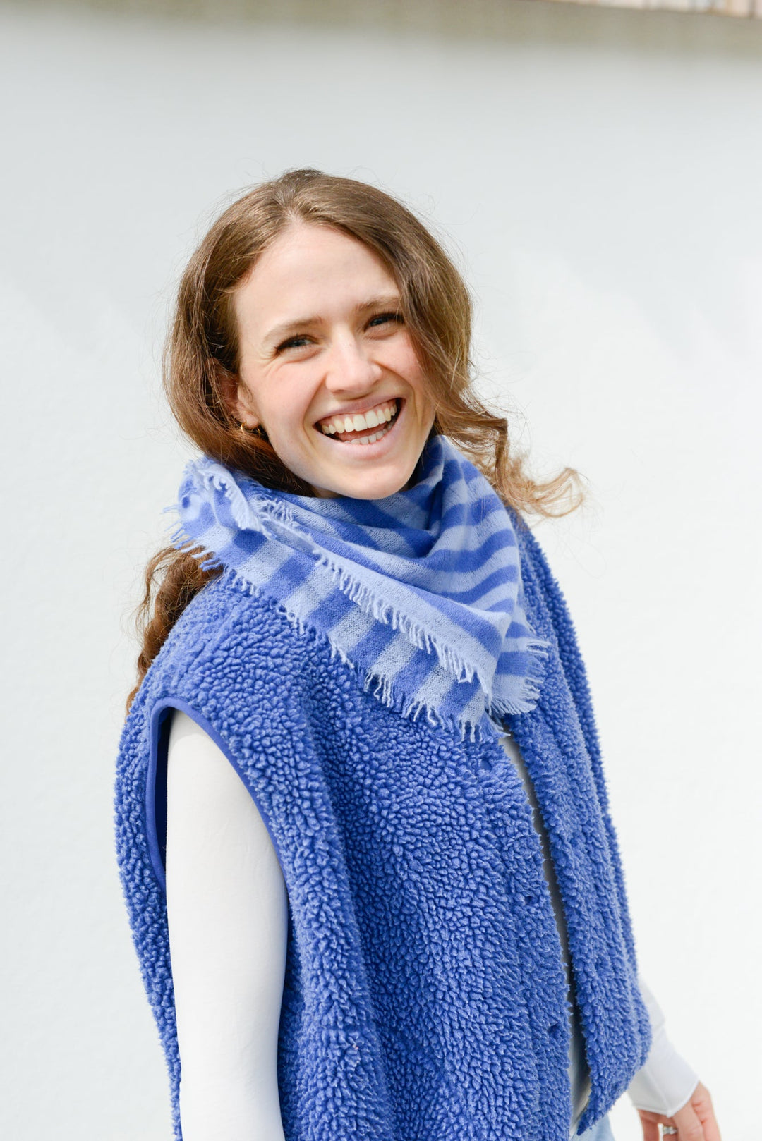 Model trägt Kaschmir Bandana mit Streifen in Blau als Halstuch