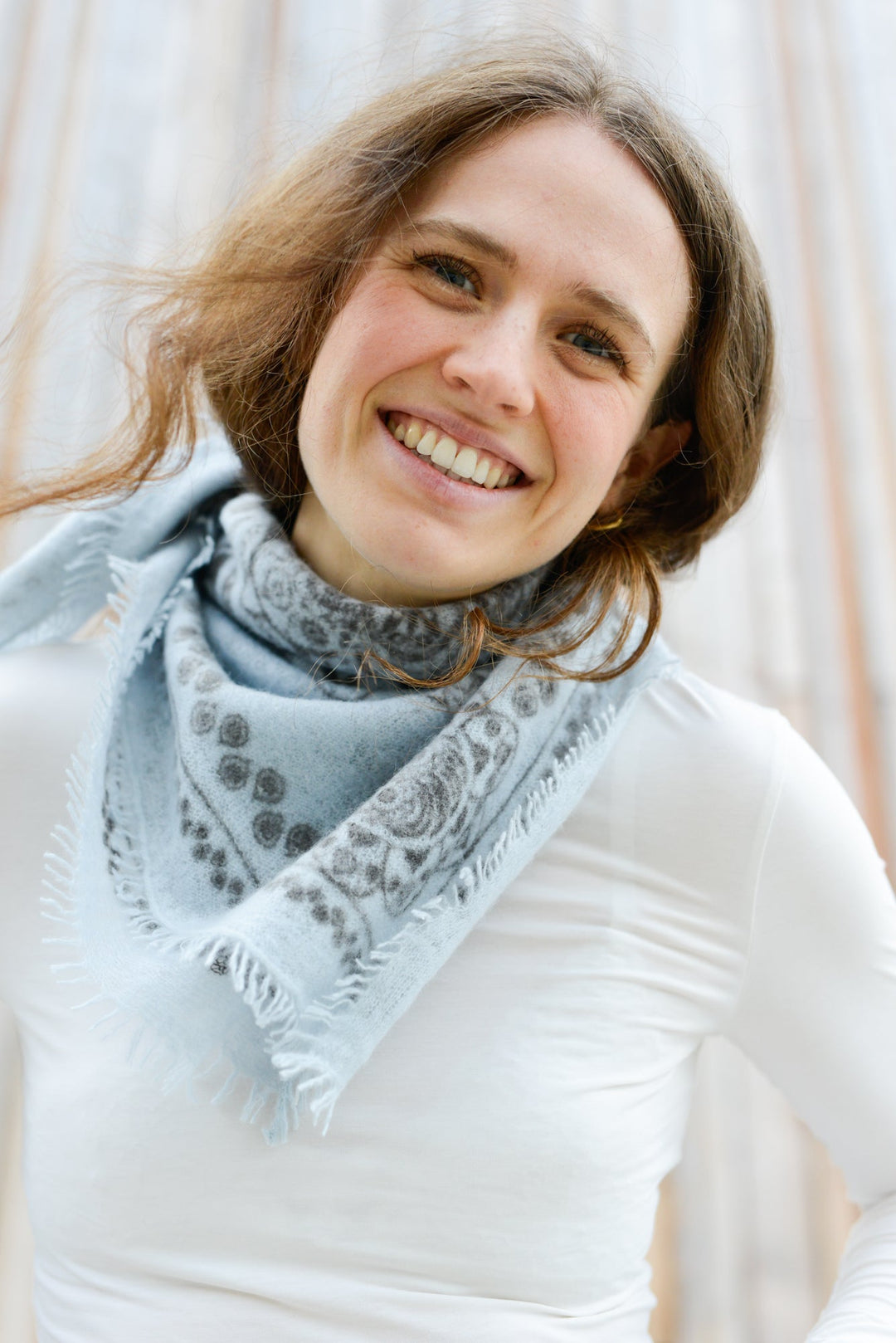 Kaschmir Bandana in Hellblau mit Ornament-Muster als Halstuch gestylt