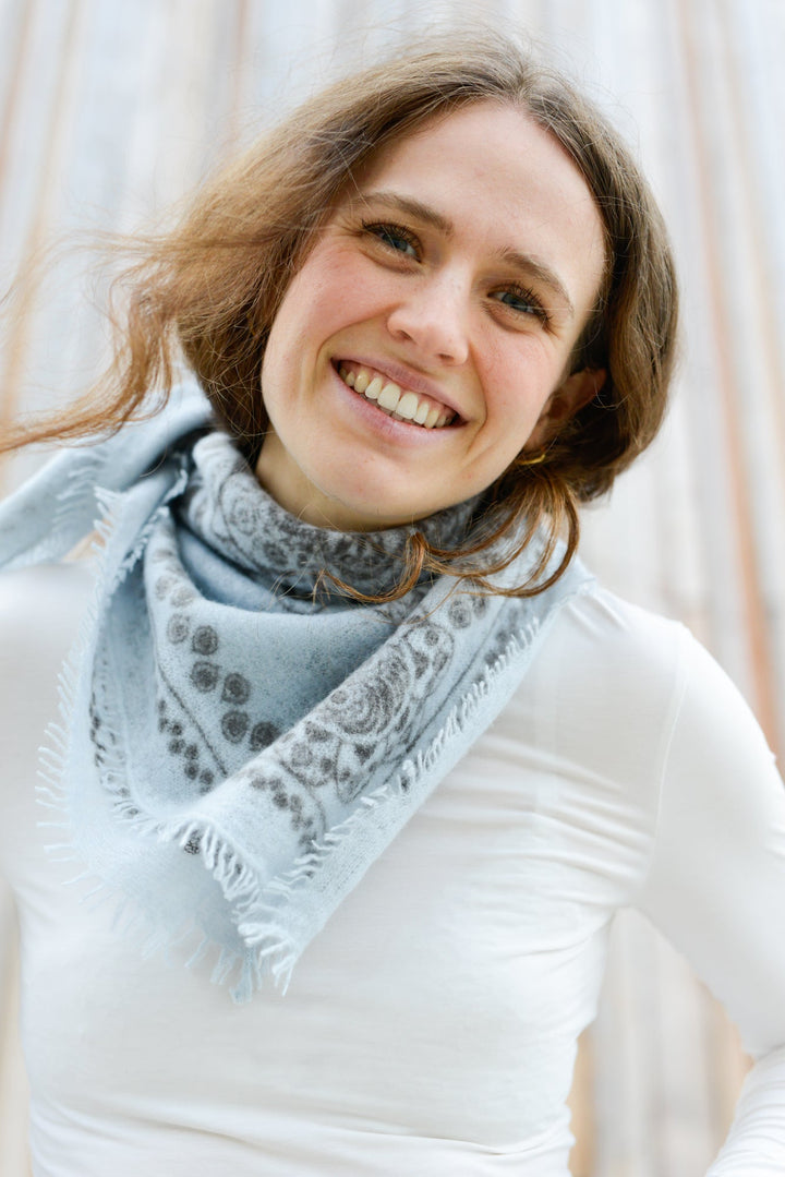 Kaschmir Bandana in Hellblau mit Ornament-Muster als Halstuch gestylt