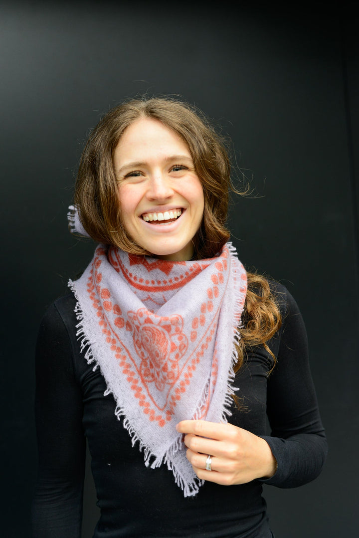 Modelt stylt das Kaschmir Bandana mit Ornament Muster in Lavender als Halstuch