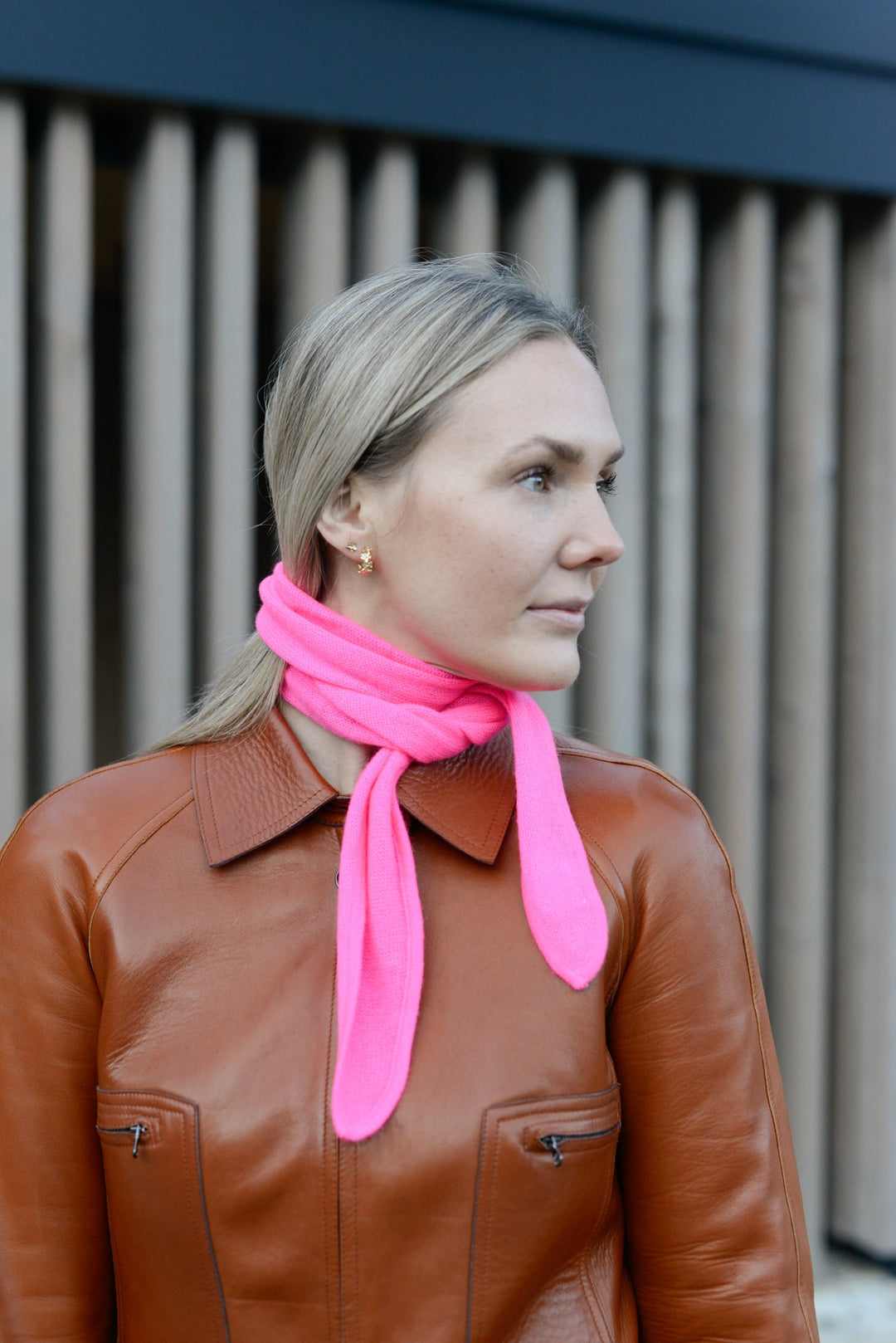 Schmaler Kaschmirschal für Damen in Neonpink aus 100% reinem Cashmere, handmade in Nepal, Farbe Neonpink, Tragebild mit Model