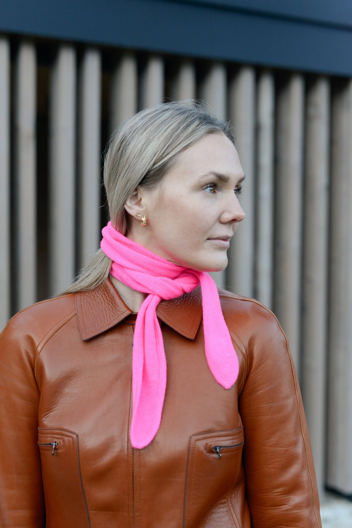 Schmaler Kaschmirschal für Damen in Neonpink aus 100% reinem Cashmere, handmade in Nepal, Farbe Neonpink, Tragebild mit Model