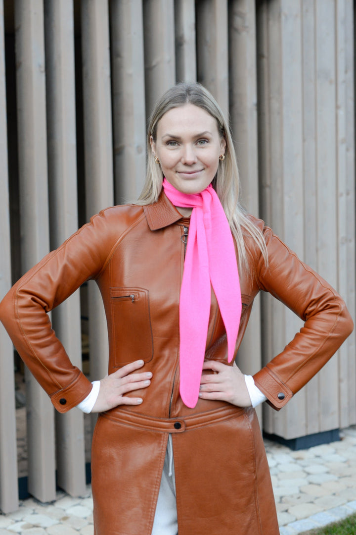 Schmaler Kaschmirschal für Damen in Neonpink aus 100% reinem Cashmere, handmade in Nepal, Farbe Neonpink, Stylingbild mit Model