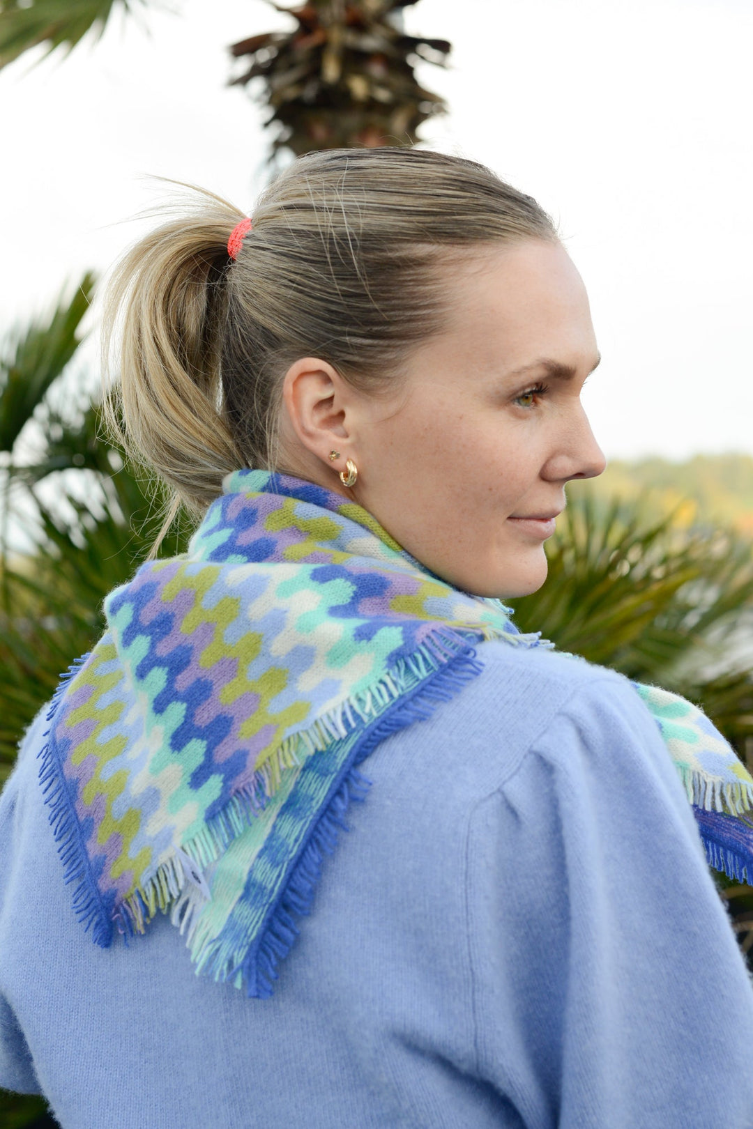 Buntes Halstuch für Damen aus 100% reinem Kaschmir gestrickt mit Zick-Zack-Muster und Fransen, 65 x 65 cm, Farbe: Königsblau, Stylingbild