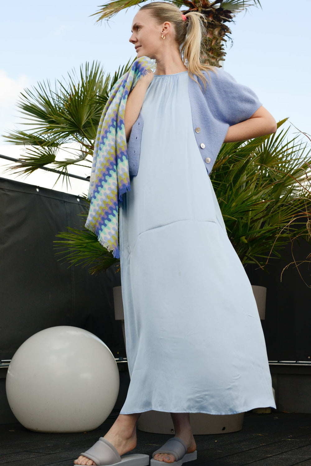 Buntes Halstuch für Damen aus 100% reinem Kaschmir gestrickt mit Zick-Zack-Muster und Fransen, 65 x 65 cm, Farbe: Königsblau, Modelbild