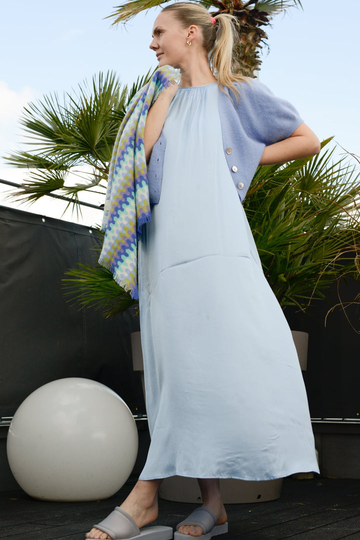 Buntes Halstuch für Damen aus 100% reinem Kaschmir gestrickt mit Zick-Zack-Muster und Fransen, 65 x 65 cm, Farbe: Königsblau, Modelbild