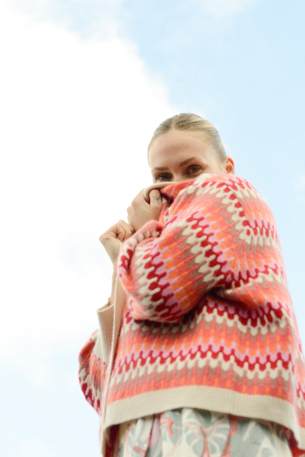 Oversized Damen Strickjacke aus 100% Kaschmir mit buntem ZigZag-Muster in der Farbe Champagner, Tragebild mit Model