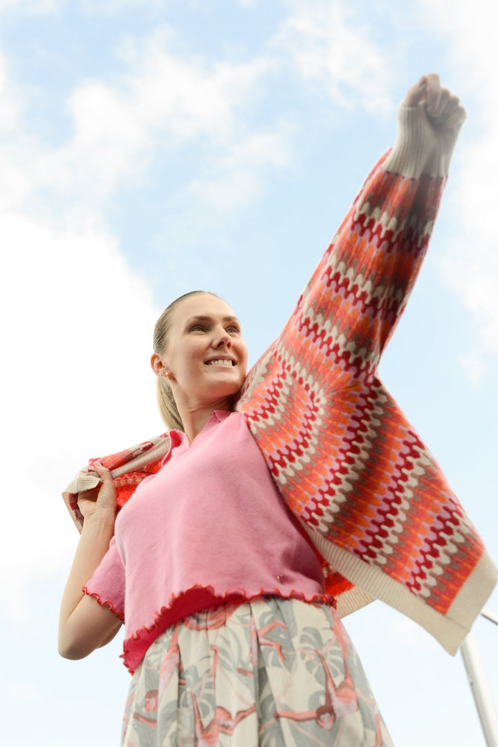 Oversized Damen Strickjacke aus 100% Kaschmir mit ZigZag-Muster in der Farbe Champagner, Modelbild