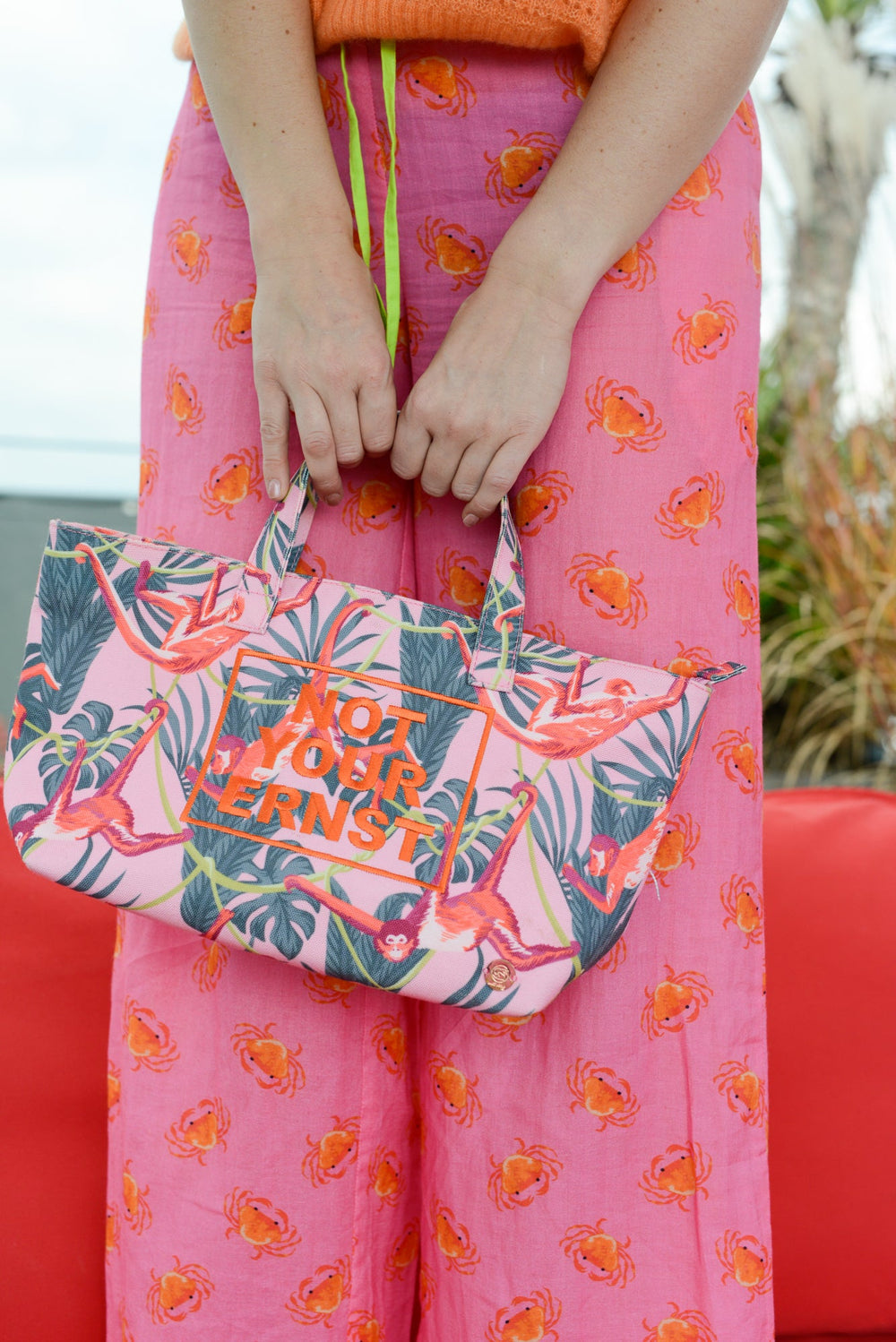 Model trägt weite Baumwollhose Gracie‑cs mit Krebs‑Print am Strand