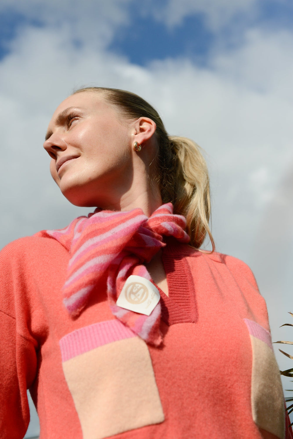 Bunt gestreiftes Halstuch aus 100% reinem Kaschmir für Damen, Größe 65 x 65 cm, Sommerkollektion, Modelbild