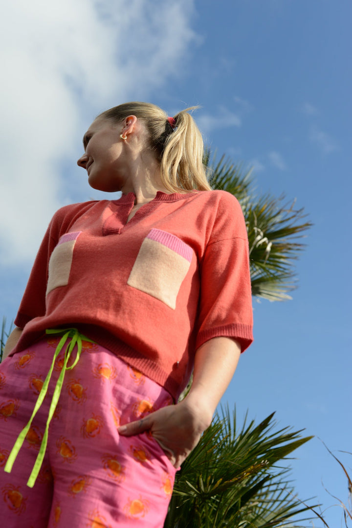 Detailaufnahme Krebs‑Print und Bund der Baumwollhose Gracie‑cs
