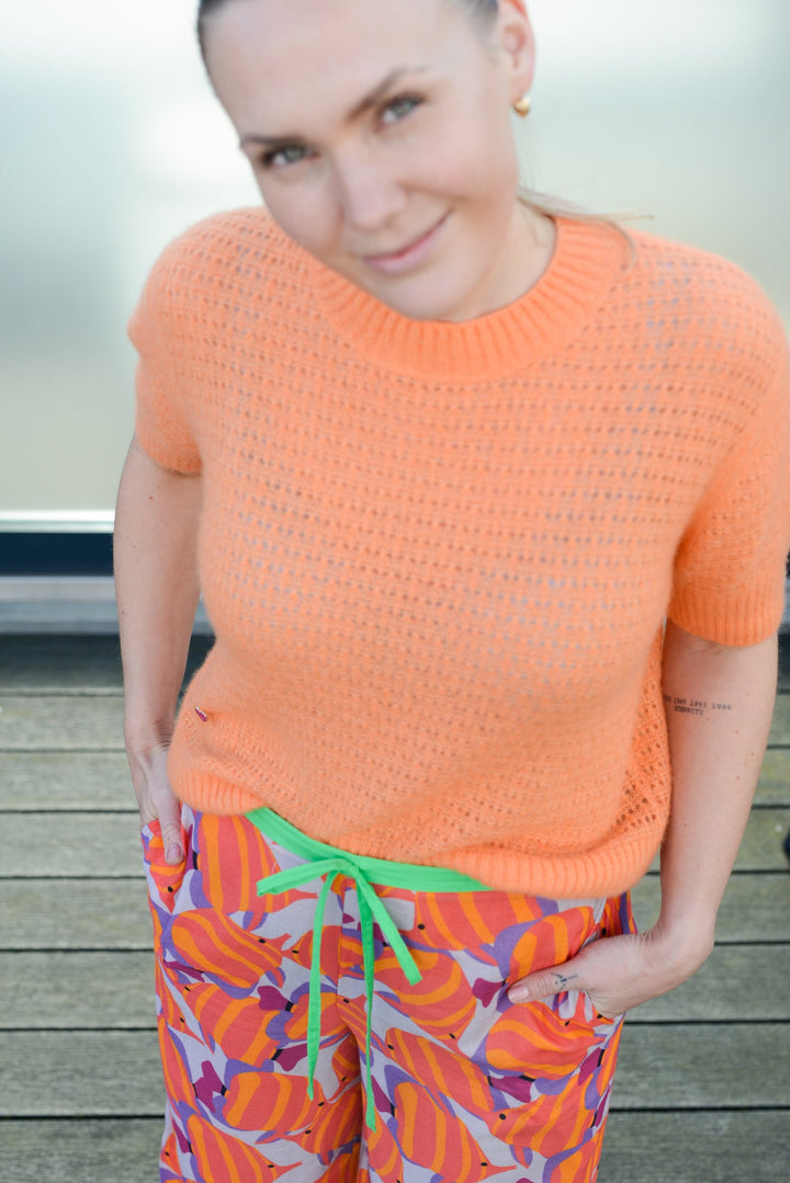 Sommerlook: Fische‑Print‑Hose aus Baumwolle mit Zugbund kombiniert mit einem Kaschmirullover