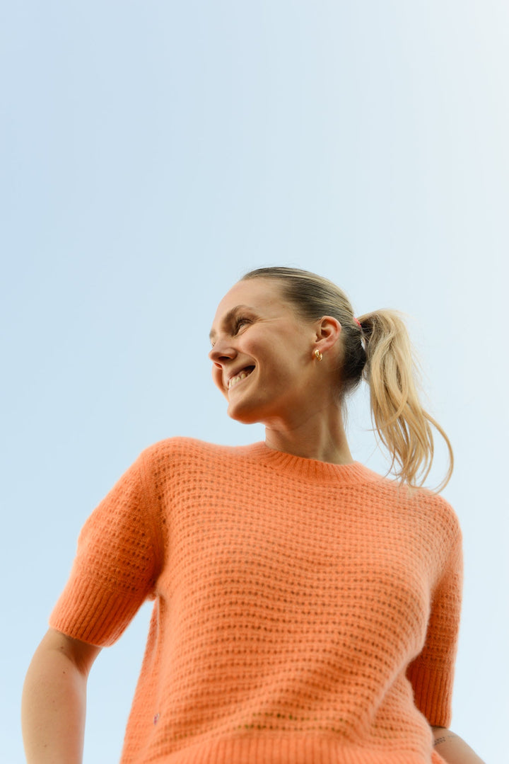 Edler Kaschmirpullover für Damen mit Ajour-Strickmuster und kurzen Ärmeln in Nektarine, Stylingbild