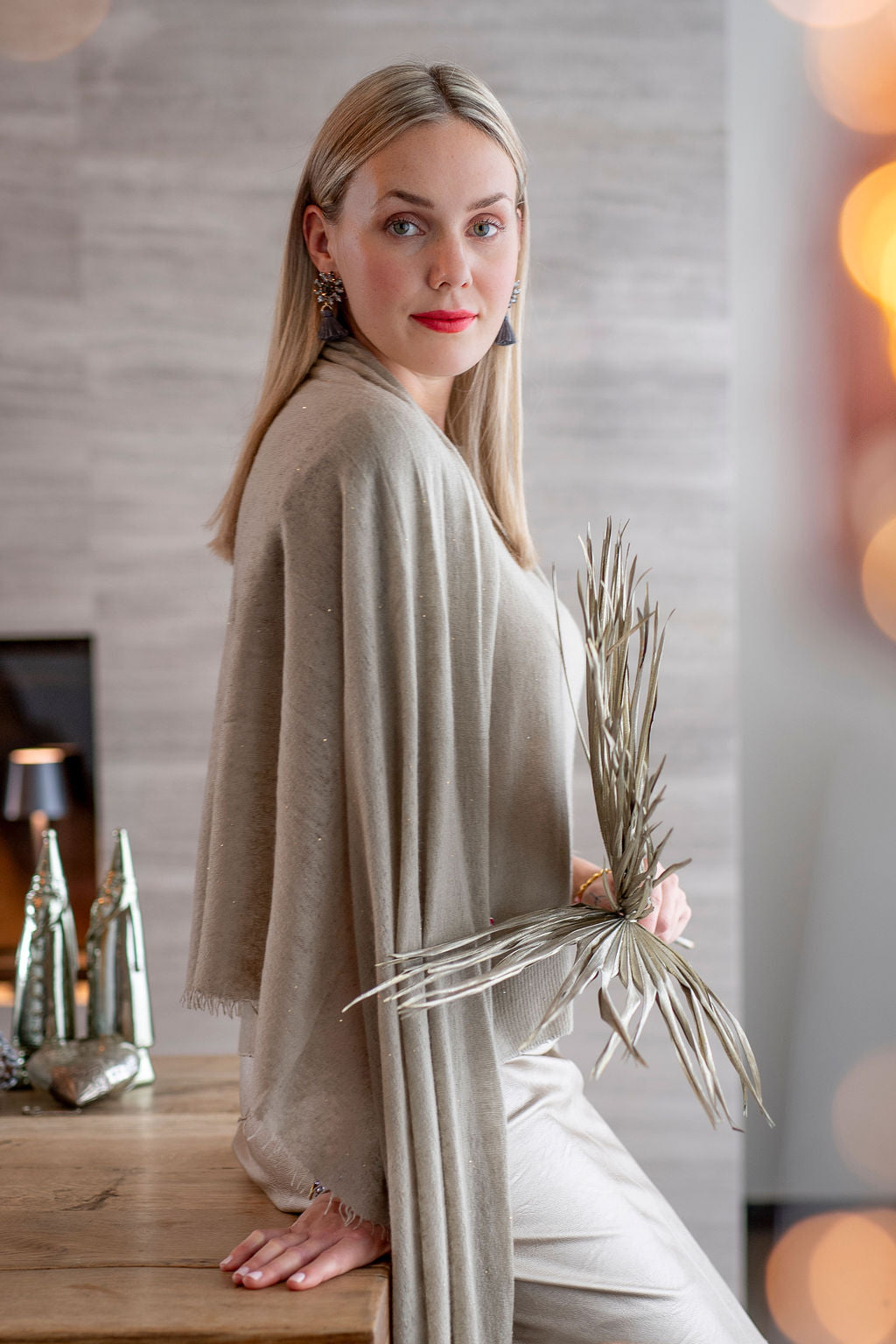 Eleganter Kaschmirschal für Damen mit dezenten Pailletten aus hochwertigem Cashmere in der Farbe Taupe, Handmade in Nepal, Größe 85 × 210 cm, Modelbild