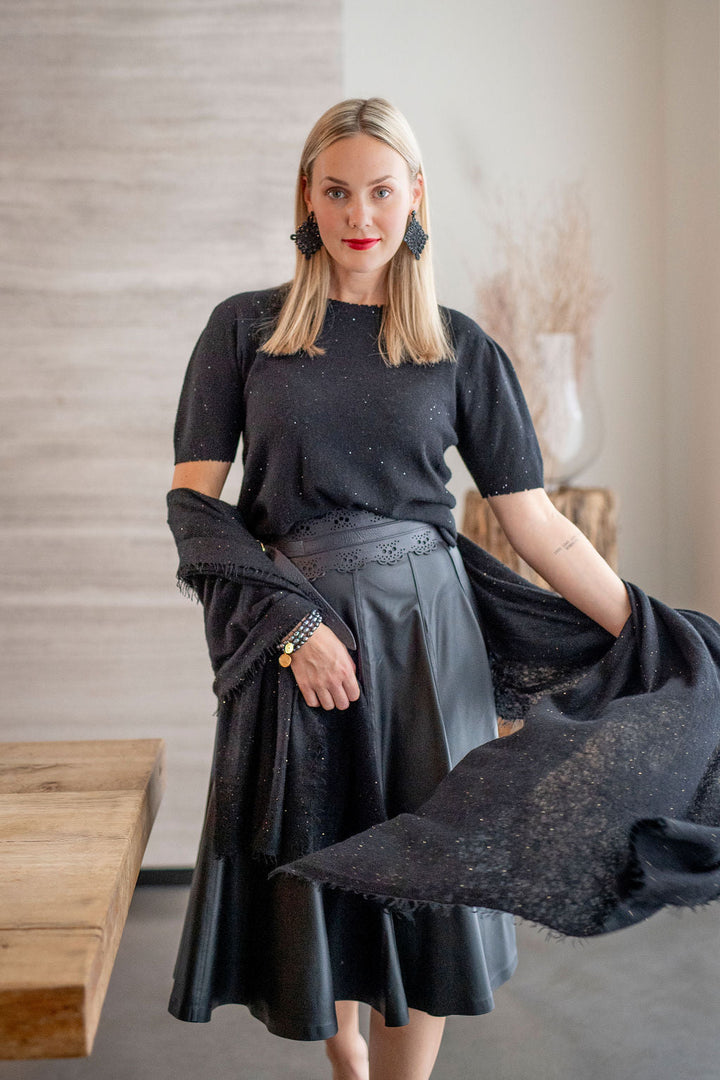 Cashmere Schal us reinem Kaschmir mit glitzernden Pailletten in der Farbe Schwarz, 210 x 85 cm groß, handmade in Nepal, Model trägt den Schal