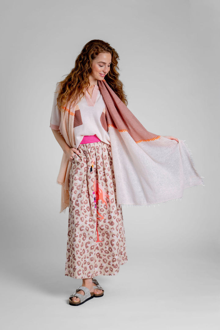 Kaschmirschal mit Blockstreifen in Naturfarben und Kreuzstich-Stickerei in Magnolia aus 100 % Cashmere, Imagebild