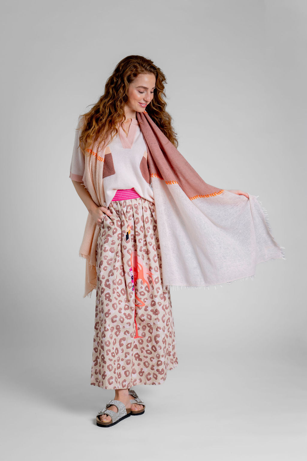Kaschmirschal mit Blockstreifen in Naturfarben und Kreuzstich-Stickerei in Magnolia aus 100 % Cashmere, Imagebild