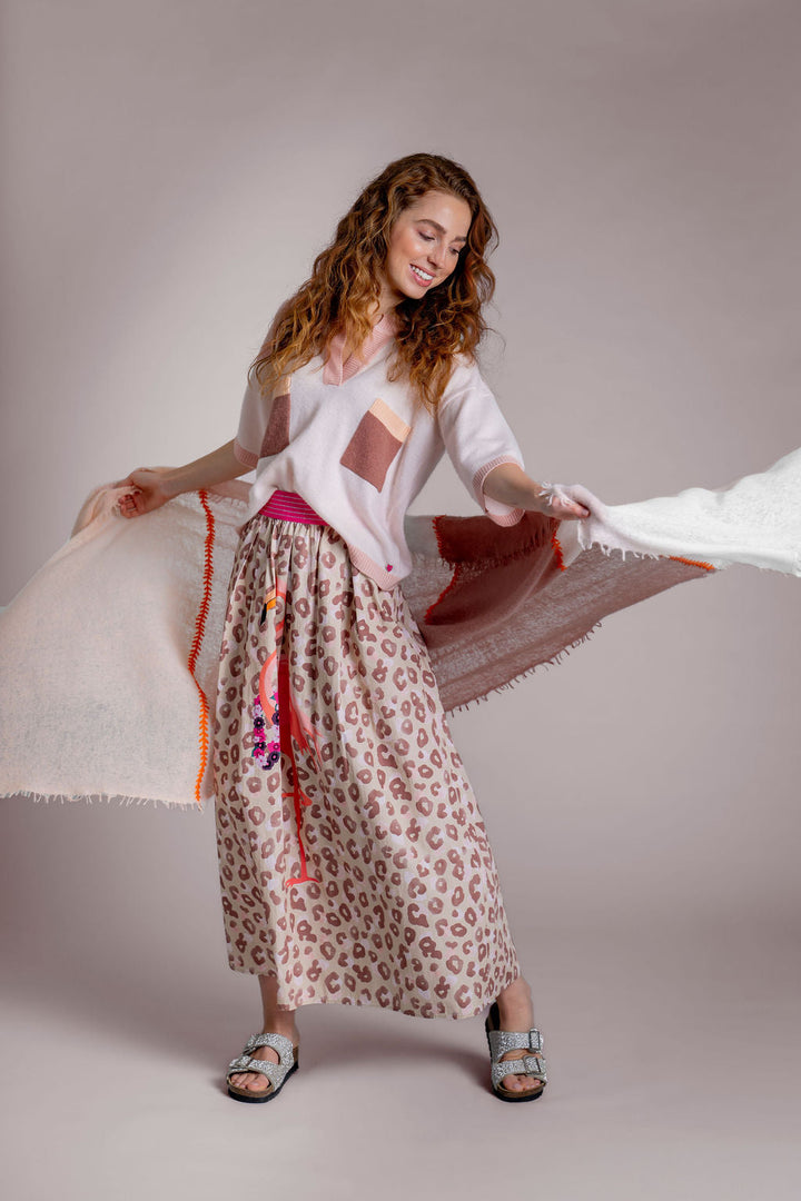 Kaschmirschal mit Blockstreifen in Naturfarben und Kreuzstich-Stickerei in Magnolia aus 100 % Cashmere, Model svhwingt den Schal