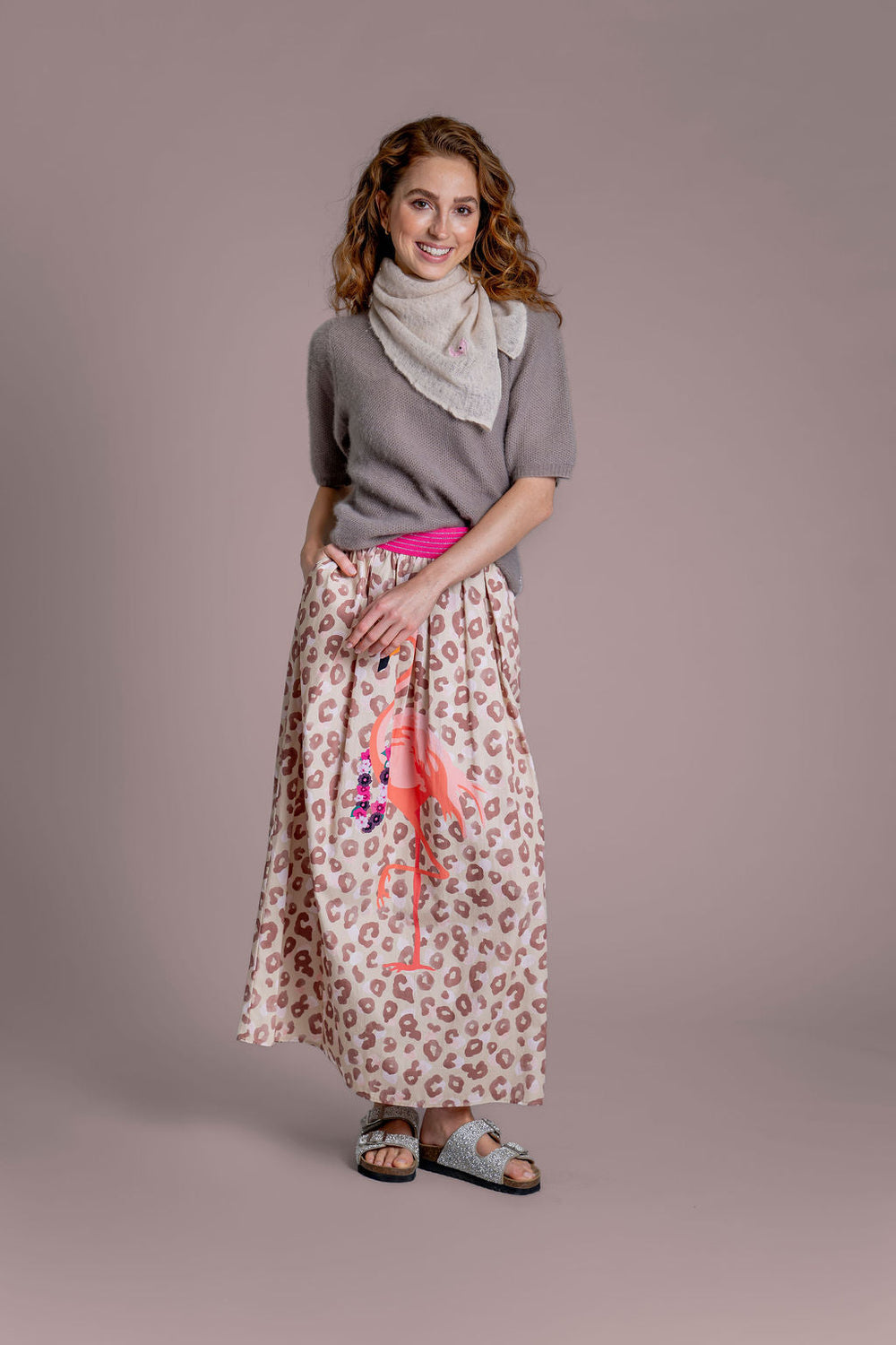 Ultraweicher Kaschmirpullover für Damen mit weiten Ärmeln und Waben-Strickmuster in der Farbe Taupe, Stylingbild