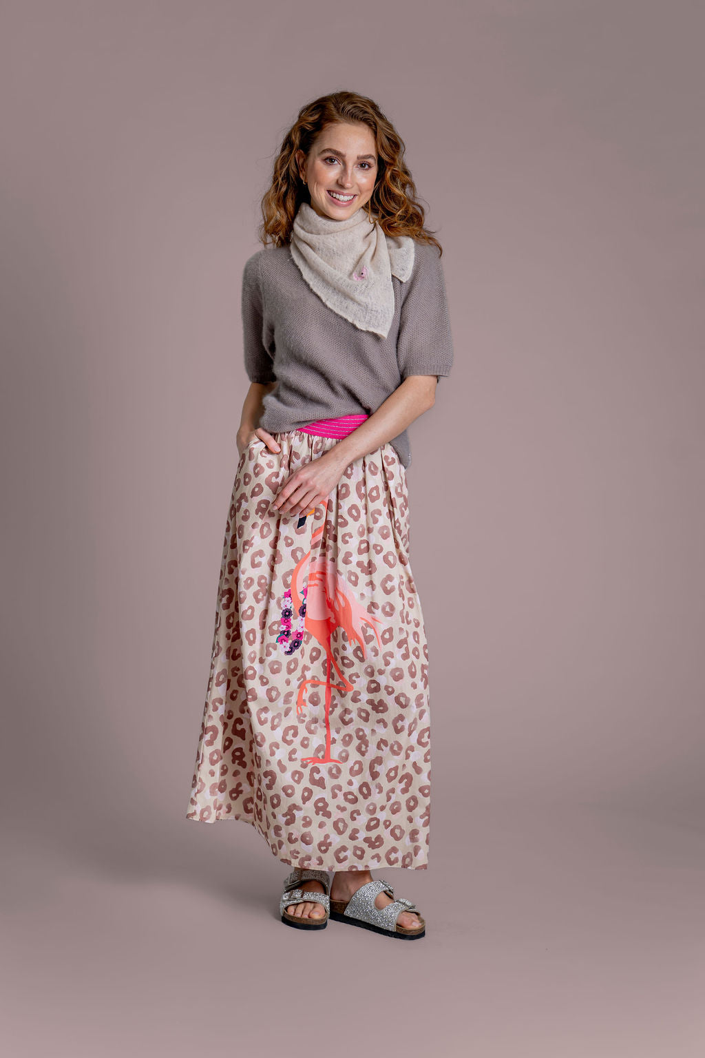 Ultraweicher Kaschmirpullover für Damen mit weiten Ärmeln und Waben-Strickmuster in der Farbe Taupe, Stylingbild