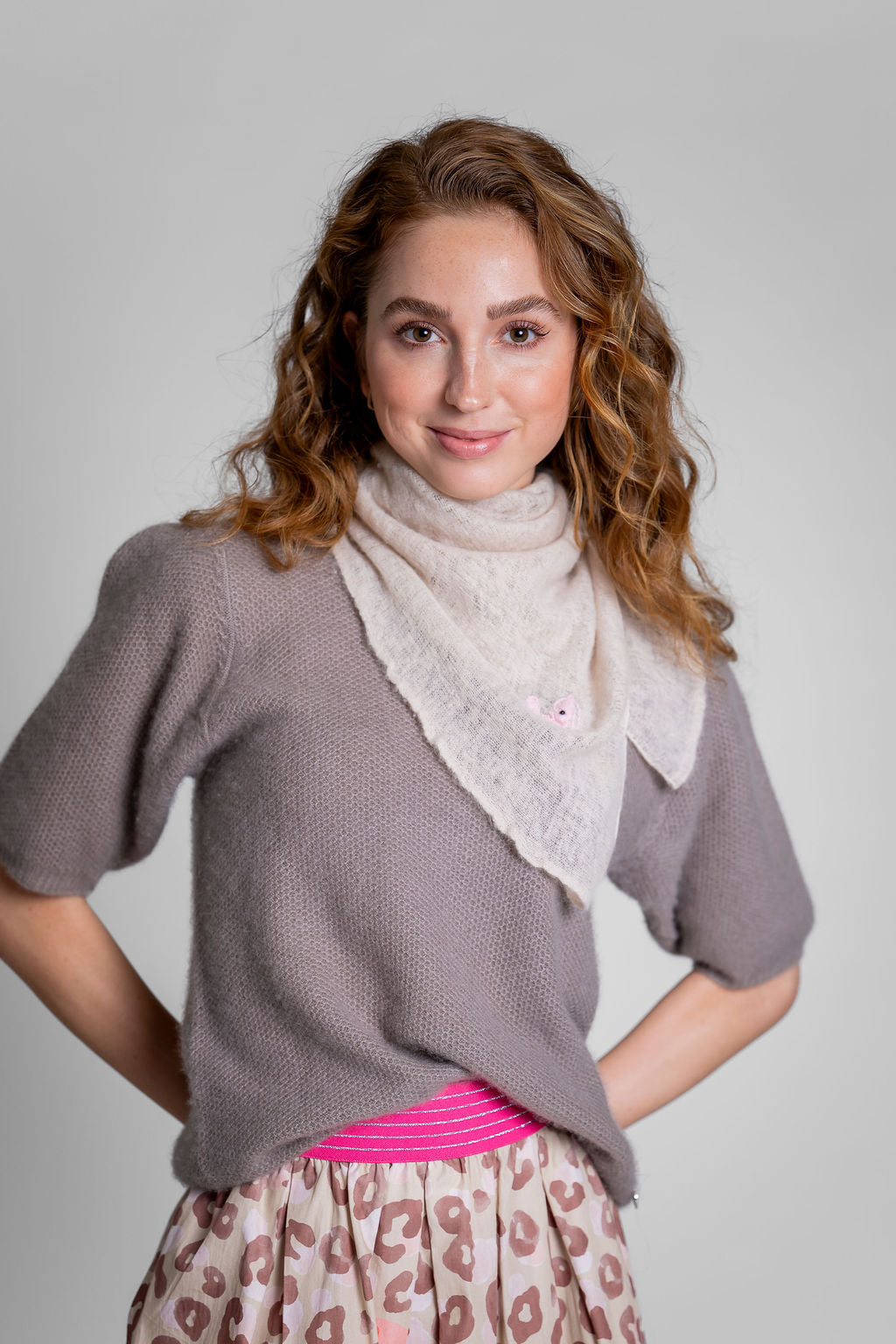 Ultraweicher Kaschmirpullover für Damen mit weiten Ärmeln und Waben-Strickmuster in der Farbe Taupe, Modelbild