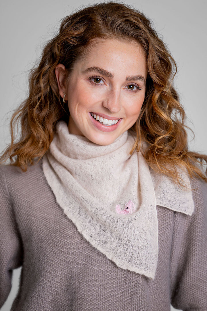 Kaschmir-Bandana in Champagner mit aufgestickten Scampis, quadratisches Tuch aus 100 % Kaschmir, Modelbild, Styling-Option