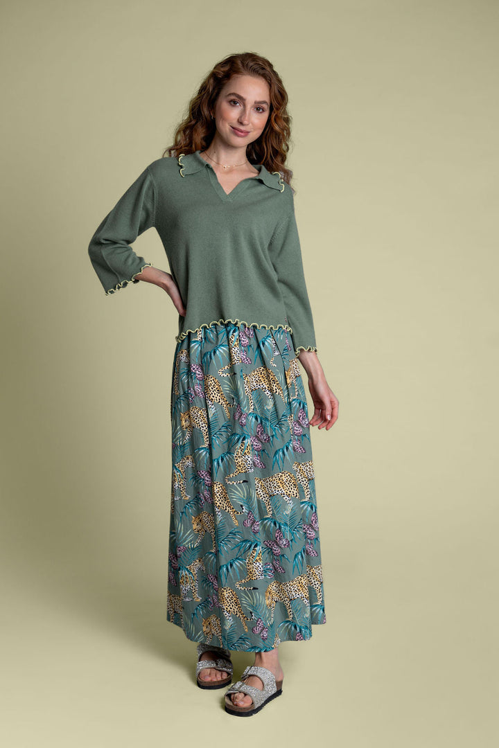 Damen Strickpullover mit Polo‑Kragen und Rüschensaum, gestylt im Sommerlook