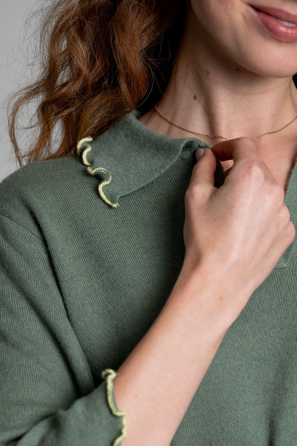 Damen Strickpullover mit kurzen Ärmeln und dekorativem Rüschensaum in Thyme, Detailaufnahme Saum
