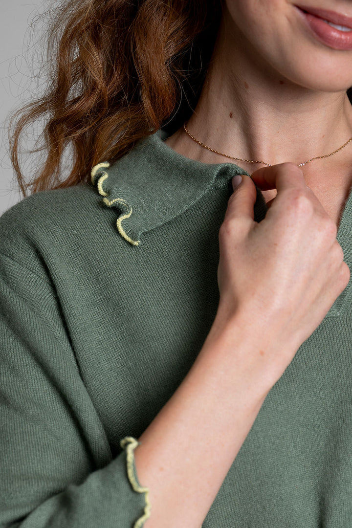 Damen Strickpullover mit kurzen Ärmeln und dekorativem Rüschensaum in Thyme, Detailaufnahme Saum
