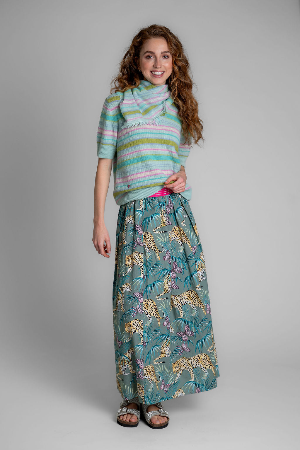 Gestreifter Damenpullover aus 100% Kaschmir in Mint Sorbet mit Strickmuster und kurzen Ärmeln, Stylingbild mit Model