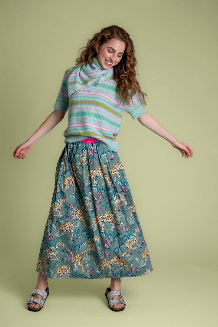 Gestreifter Damenpullover aus 100% Kaschmir in Mint Sorbet mit Strickmuster und kurzen Ärmeln, Tragebild mit Model