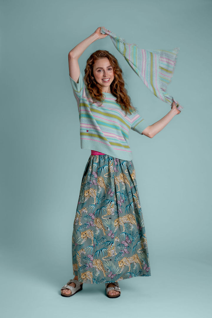 Quadratisches Kaschmir Bandana mit Streifenmuster in Mint aus 100% reinem Cashmere, handgefertigtes Tuch 65x65 cm aus Nepal, Imagebild mit Model