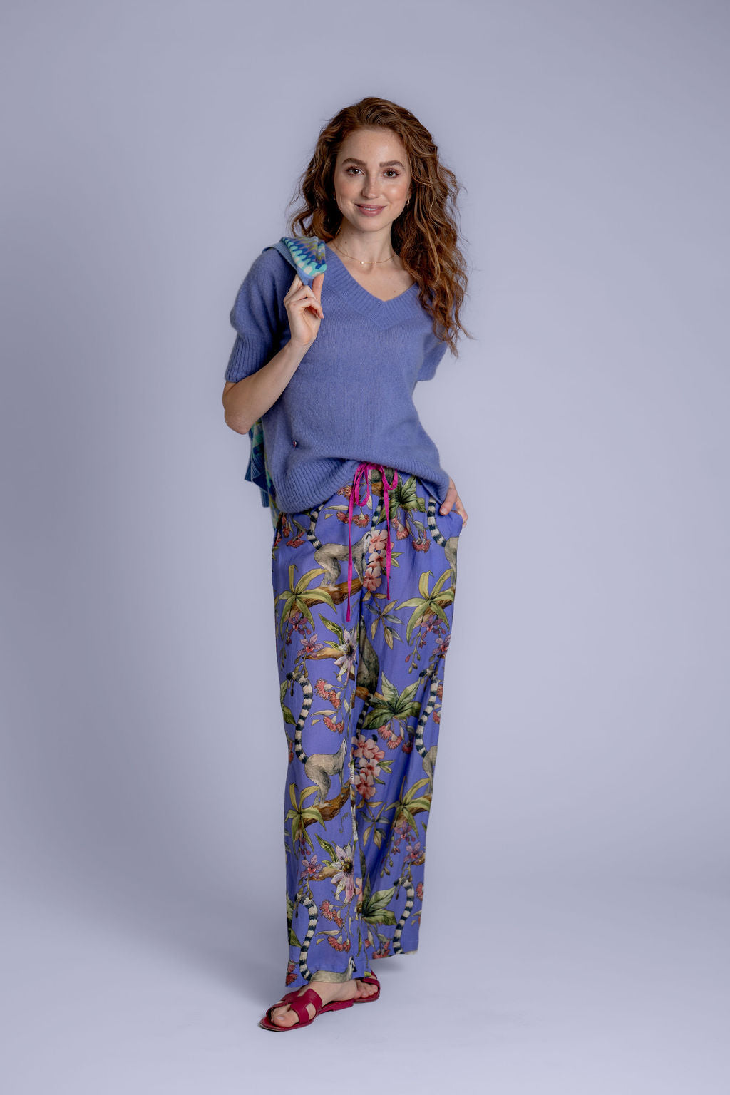 Model trägt weite Baumwollhose Gracie‑cs mit Lemuren‑Print und  mit Kaschmirpullover in Violett kombiniert