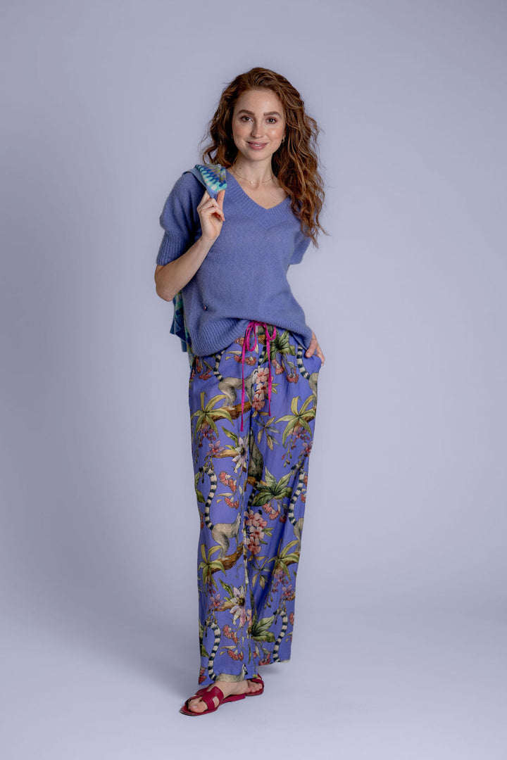 Model trägt weite Baumwollhose Gracie‑cs mit Lemuren‑Print und  mit Kaschmirpullover in Violett kombiniert