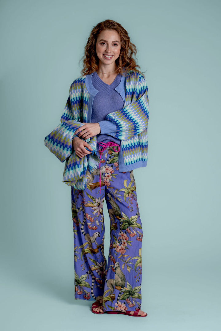 Offene und oversized geschnittene Kaschmir Strickjacke mit Zick-Zack-Muster für Damen ohne Knöpfe in Blau Tragebild mit Model