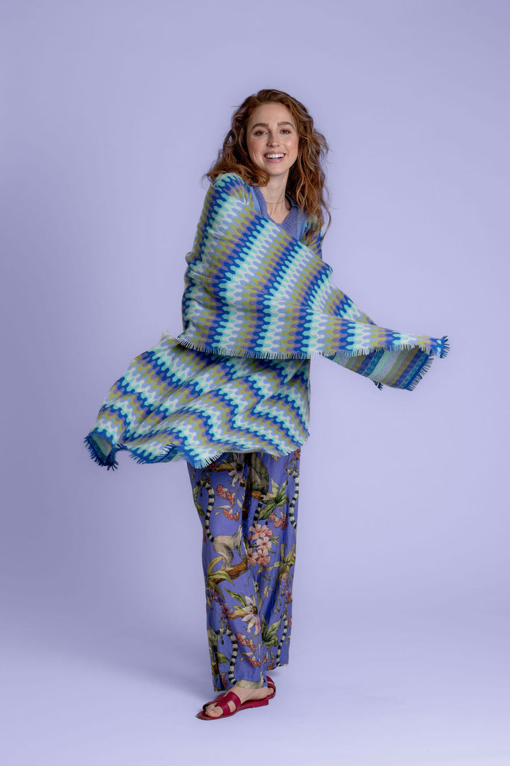 Weicher Damenschal aus 100 % purem Kaschmir, gewebt, handgefertigt in Nepal, mit dezenten Fransen und buntem Webmuster, Farbe Königsblau, Bild mit Model